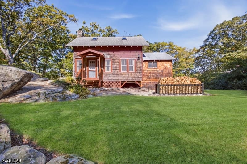 14 Saugtaug Trl, Byram Township