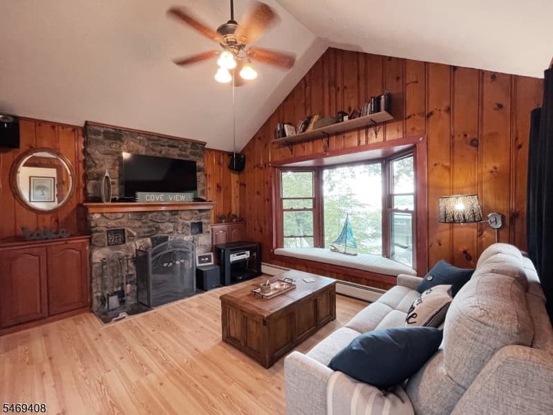 16 Lakeview Rd, Hopatcong Borough