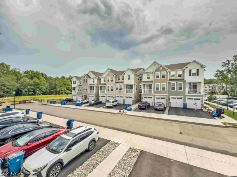204 Honeysuckle Ln, Warren Township