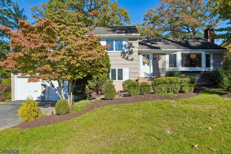 38 W Lawn Rd, Livingston Township
