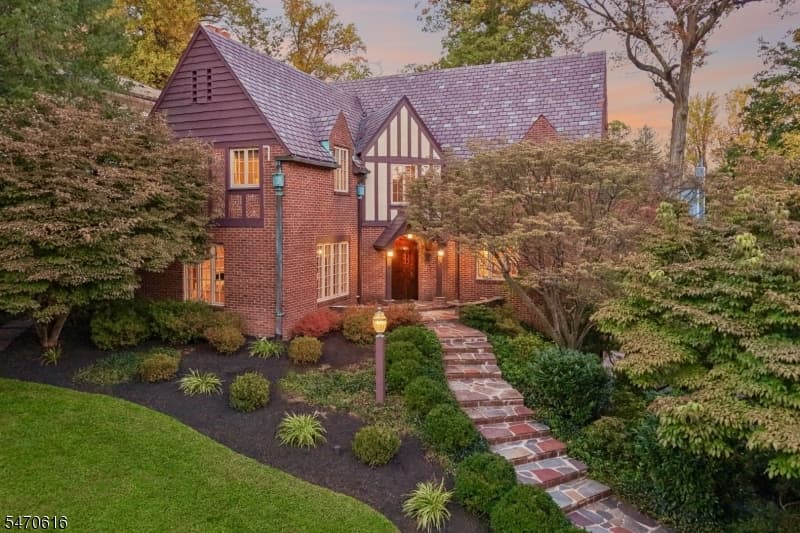 94 Collinwood Rd S, Maplewood Township