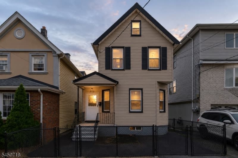 352 Forest St, Kearny Town