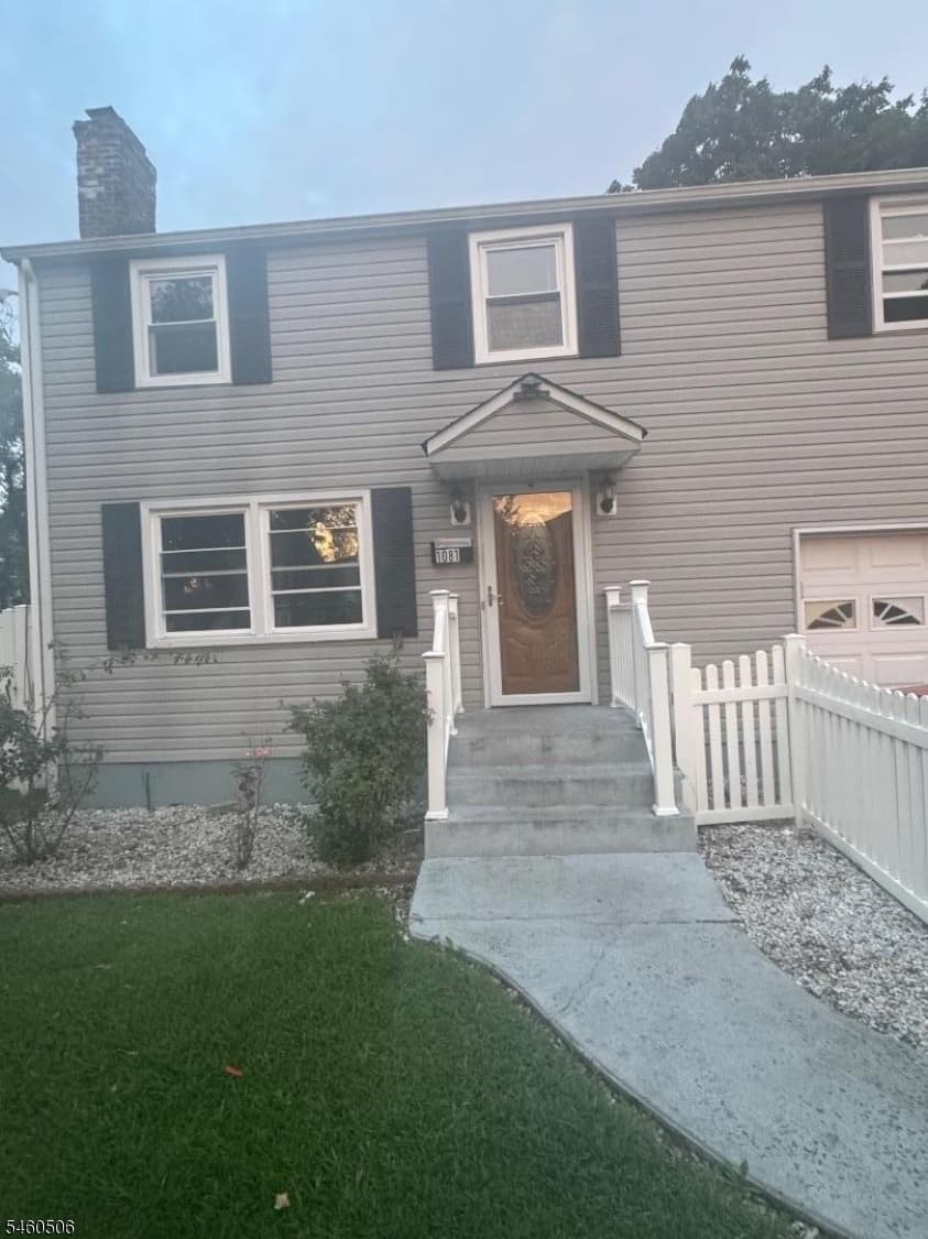 1079 Rose St, lead photo