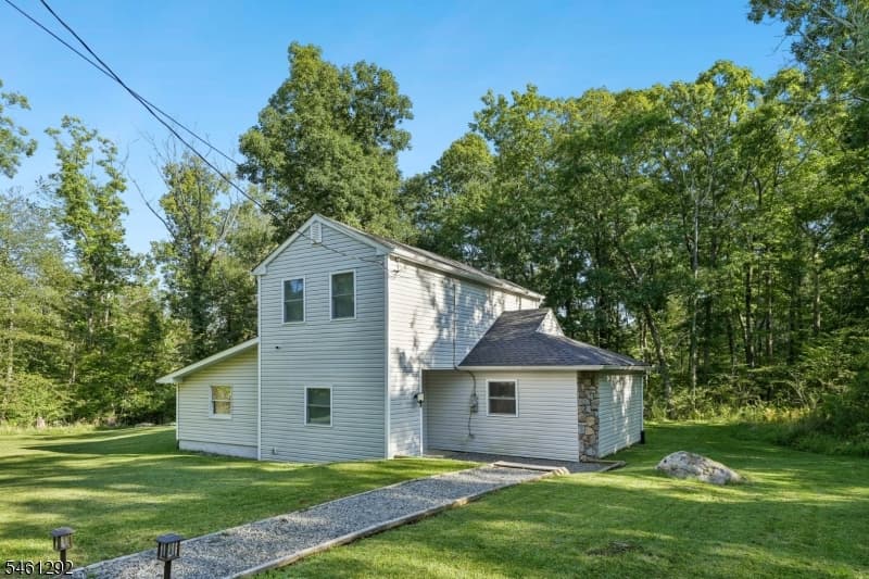 4 Quail Rd, Sparta Township