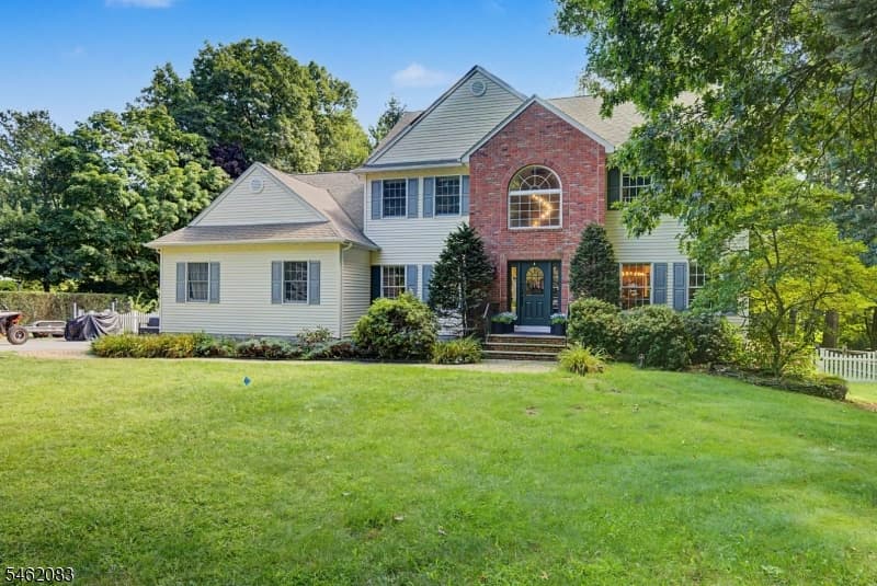 21 Chelsea Dr, lead photo