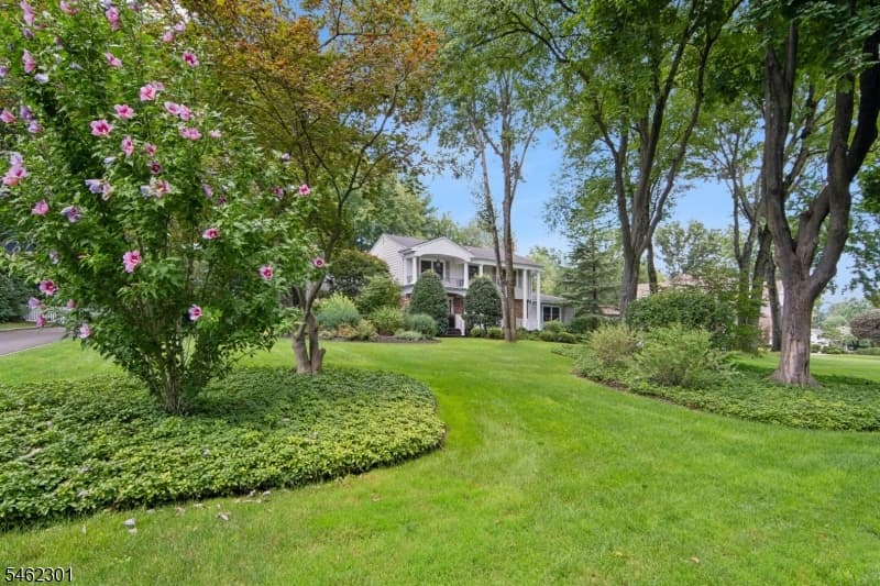 32 Stratford Dr, Livingston Township