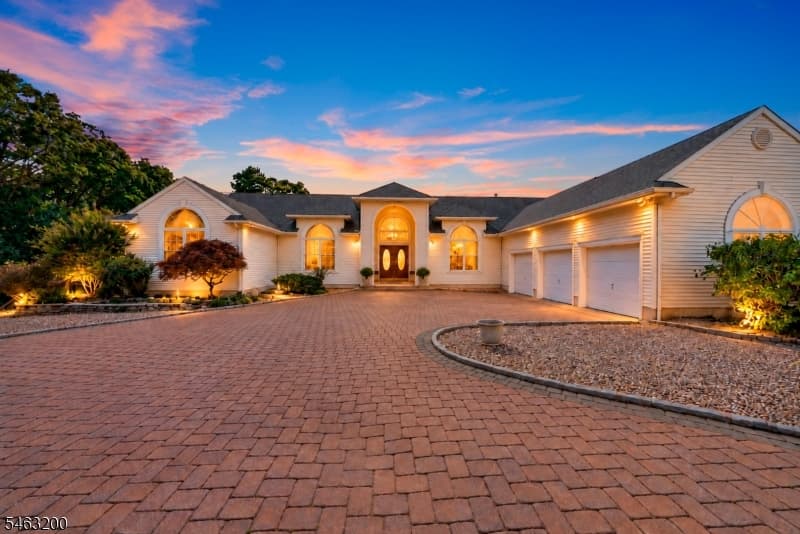 199 Royal Oak Dr, lead photo