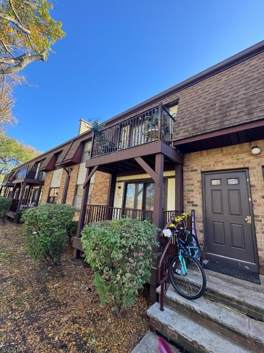 910 N Oaks Blvd, North Brunswick Township
