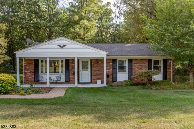 5 Deer Path, Holland Township