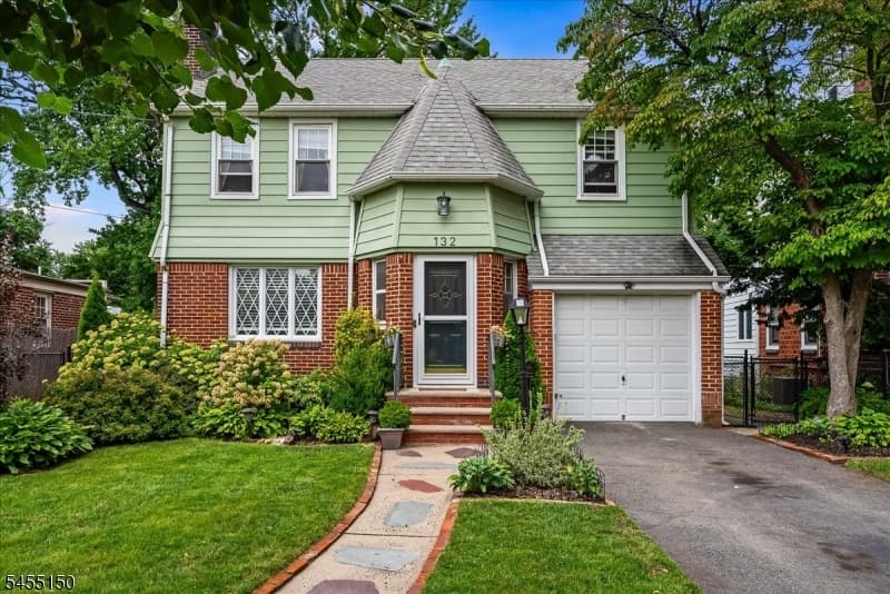 132 Lindbergh Blvd, Bloomfield Township