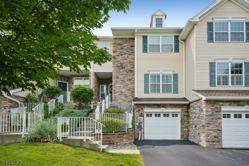 33 CANTERBURY CT, Mount Olive Township