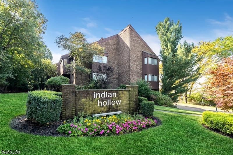 132 Indian Hollow Ct #132, Mahwah Township