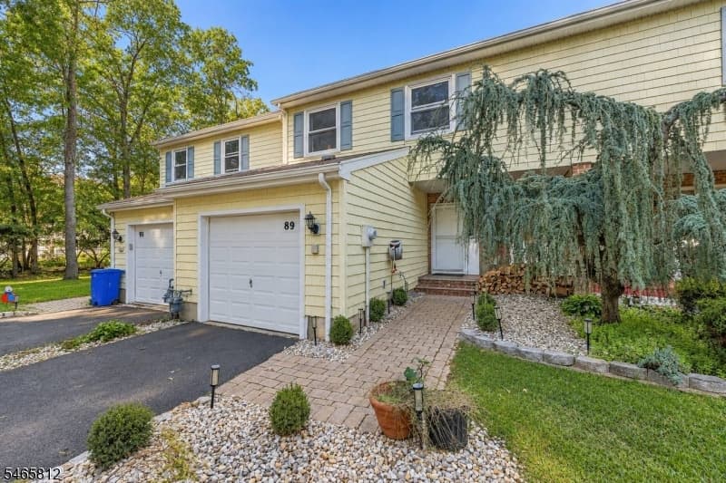 89 Lexington Ln, lead photo