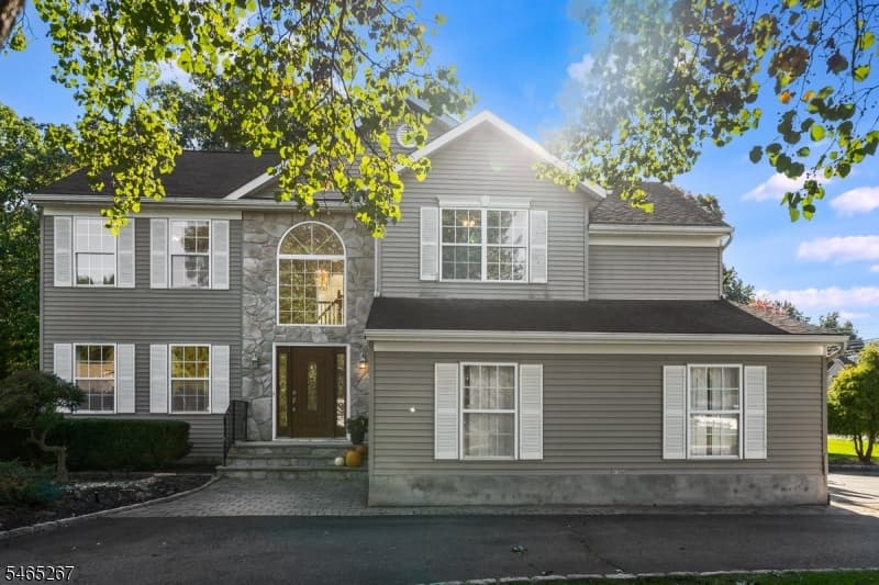 2 Quincy Dr, lead photo